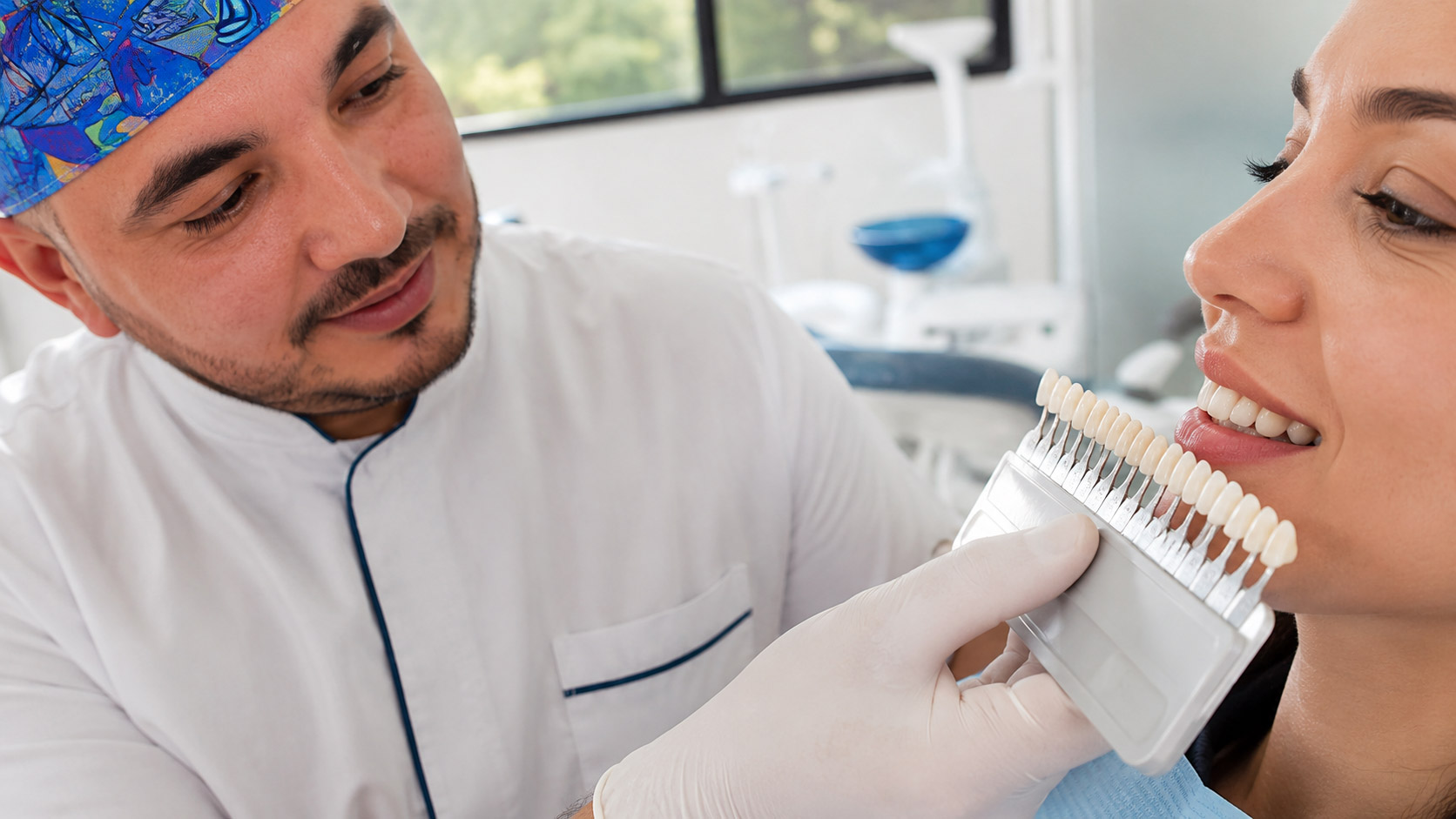 Choix de teinte pour des soins esthétiques dentaires à Casablanca